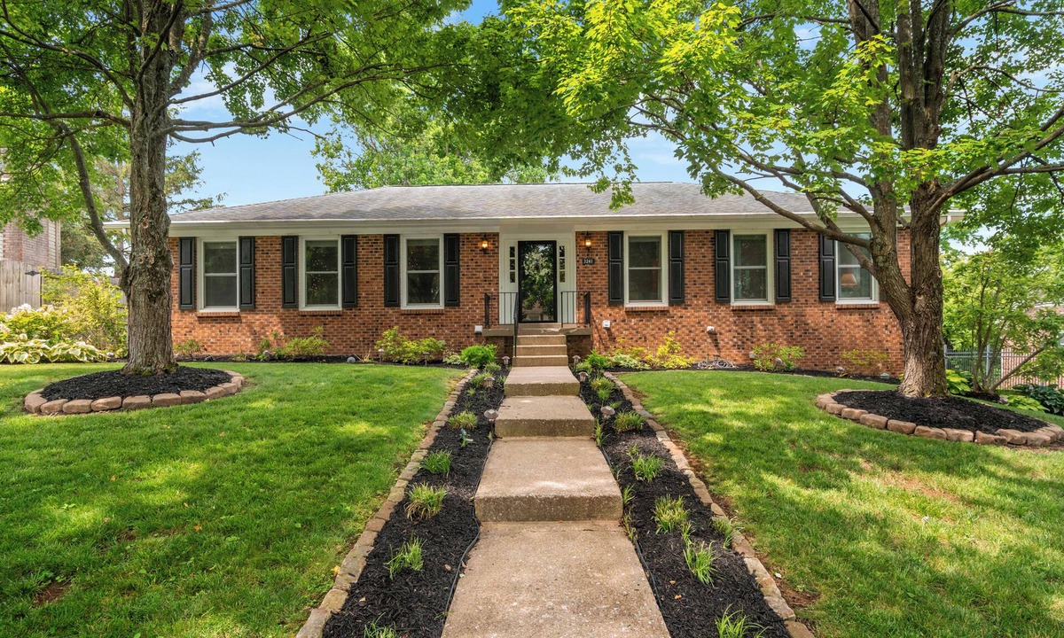 Lexington House | Carriage Lane Cottage-4BR/3BA, 2 LR& 2 Kitchens, 15 min to Keeneland & downtown