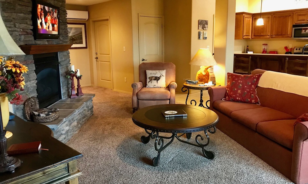 Hollister Condo | Cedar's Rest - Luxury Flat With Spectacular Views!