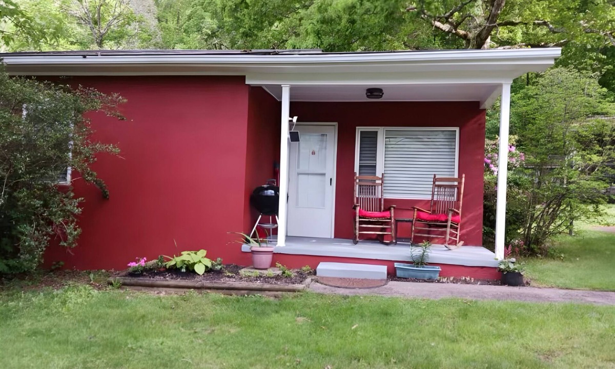 Maggie Valley Cottage | Charming 1BR Cottage by Blue Ridge Pkwy & Smokey Mountains