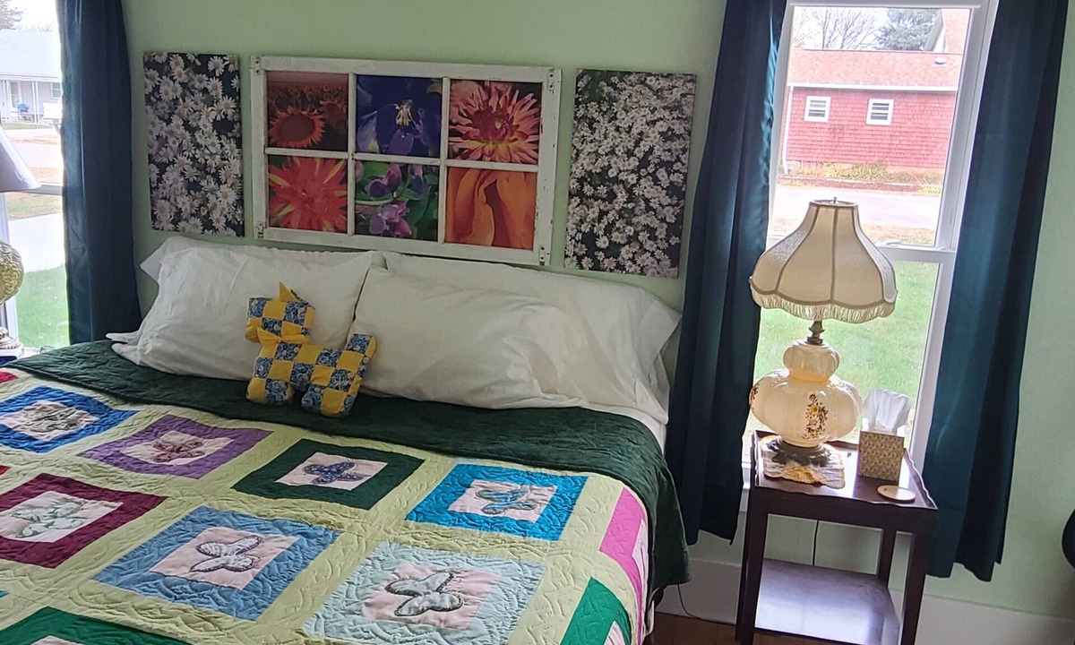 Antelope County House | Charming 2 bedroom bungalow with lovely outdoor space, sleeps 5 adults 2 kids