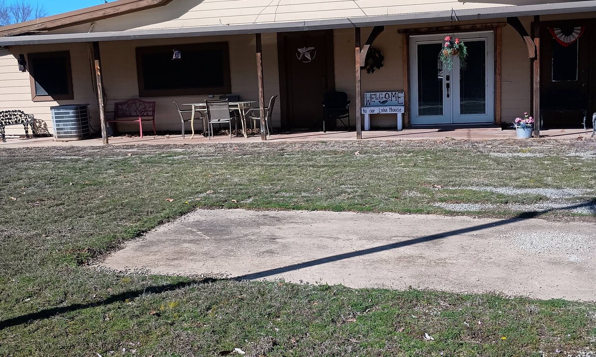 Eufaula House | Charming 3-bedroom farmhouse in awesome Eufaula with Wi-Fi, ,boat ramp and dock