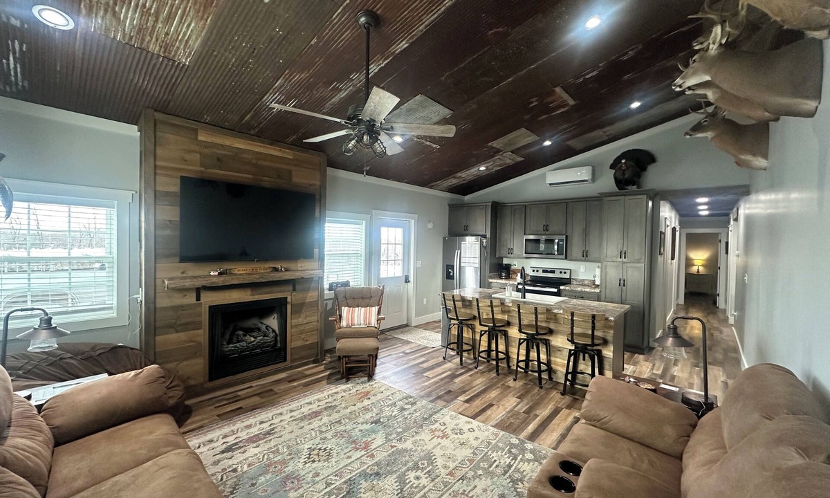 Eastview Cabin | Charming 3-bedroom lodge with AC, WiFi in tranquil Big Clifty