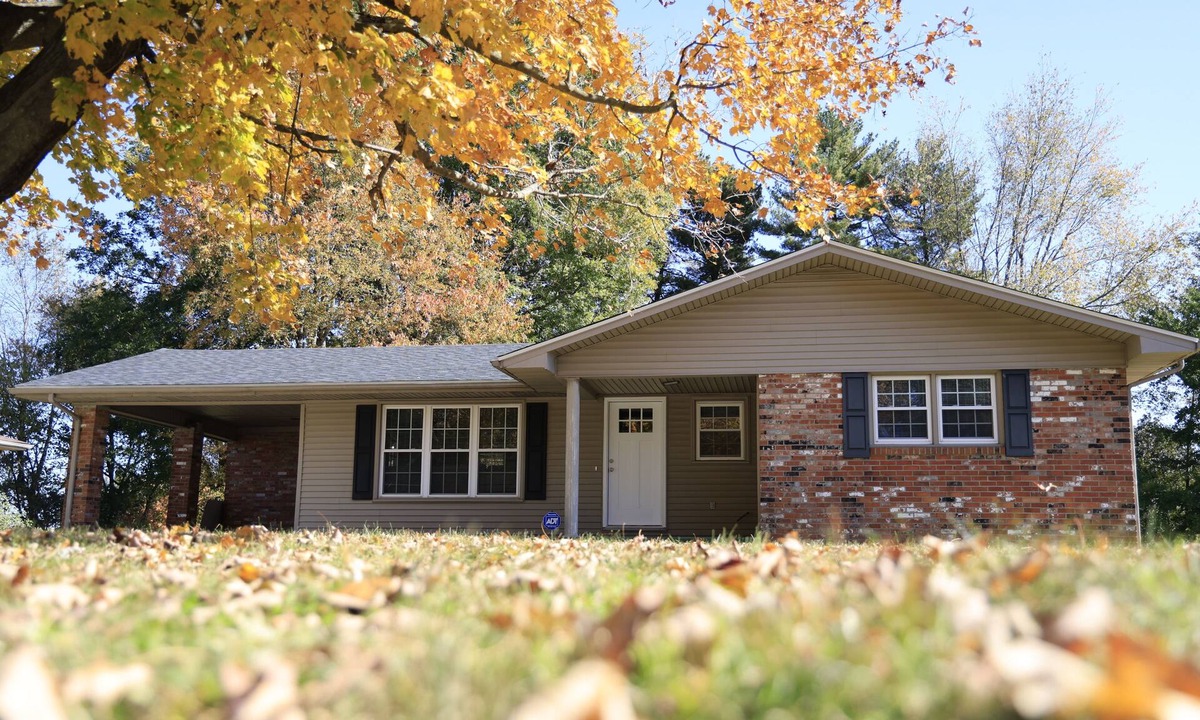 Lebanon House | Charming 3BR Retreat in Lebanon Patio, Parking & Comfort