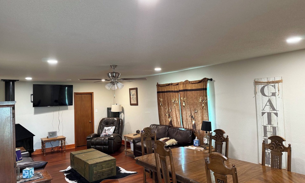 Enid House | Charming 4-bedroom farmhouse built in 1936. Has WiFi and AC in Enid!
