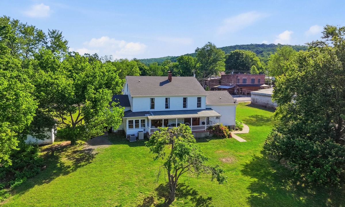 Leslie House | Charming 5-bedroom house in the heart of Leslie!