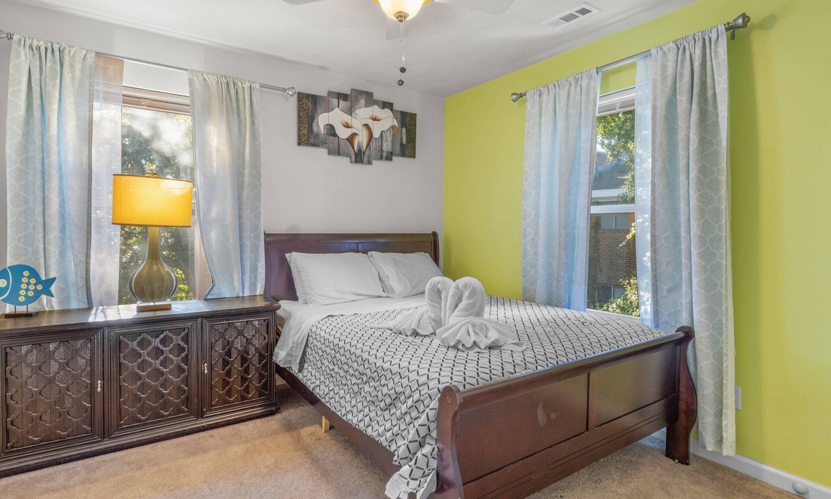 East Ocean View House | Charming Beachside Retreat - Turtle