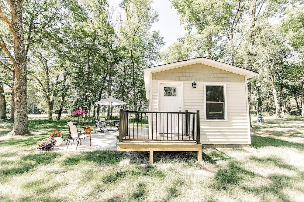 Owensville Cabin | Charming Cabin in the Woods - Peaceful Glamping Spot near Owensville, Missouri