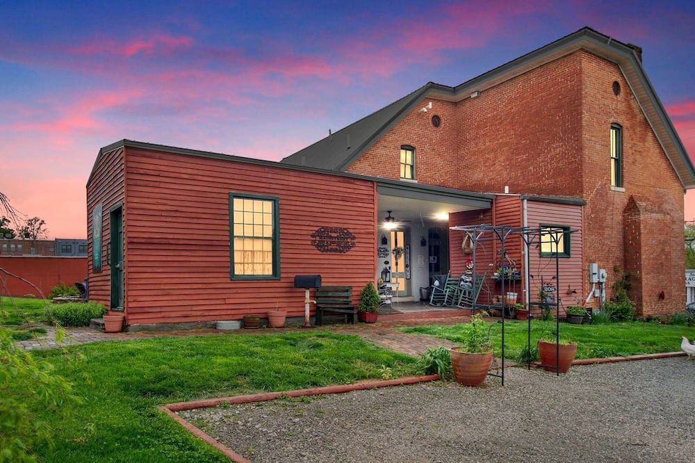 Glasgow Cottage | Charming Carroll Cottage in Historic Downtown Glasgow, KY