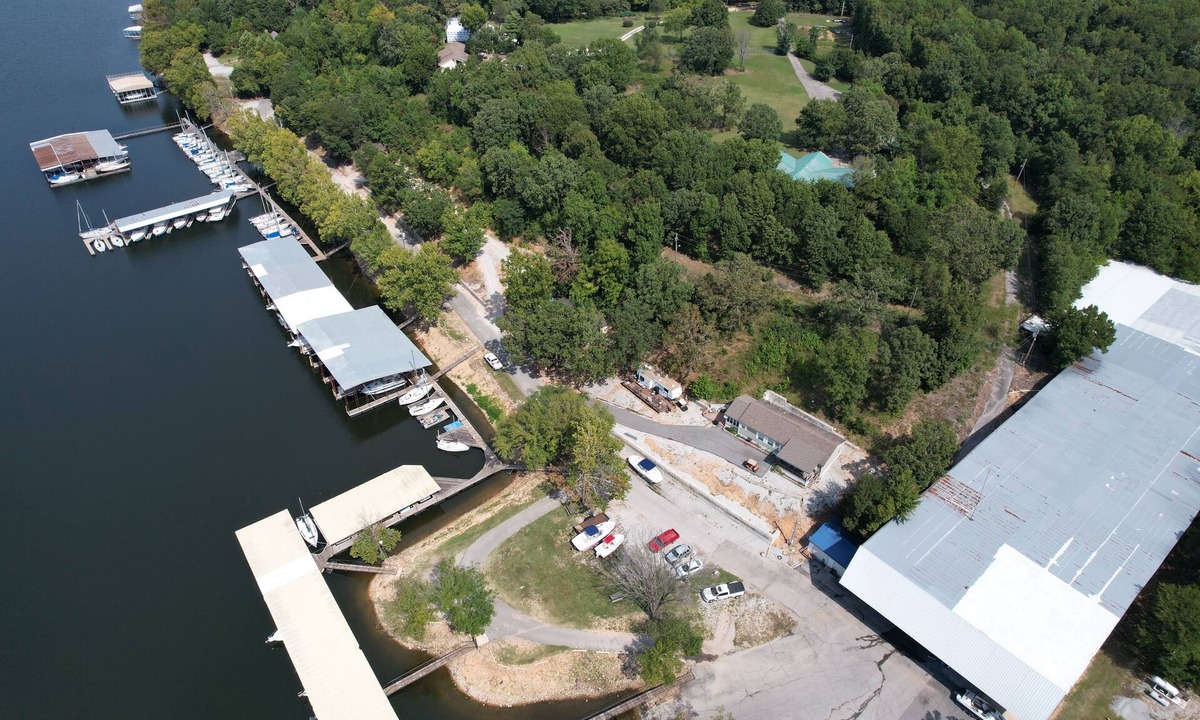 Eucha House | Charming Lakeview 3 Bedroom House with Boat Slip & Ramp. Clear Water Bay Marina
