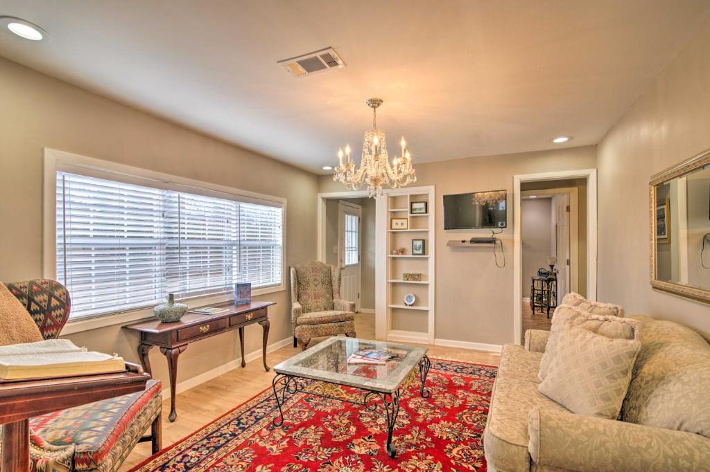 Oxford House | Charming Oxford Home ~ 7 Mi to Ole Miss!