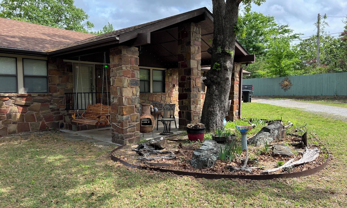 Longtown Cottage | Charming, private 3-bedroom expansive cottage in Eufaula Longtown.