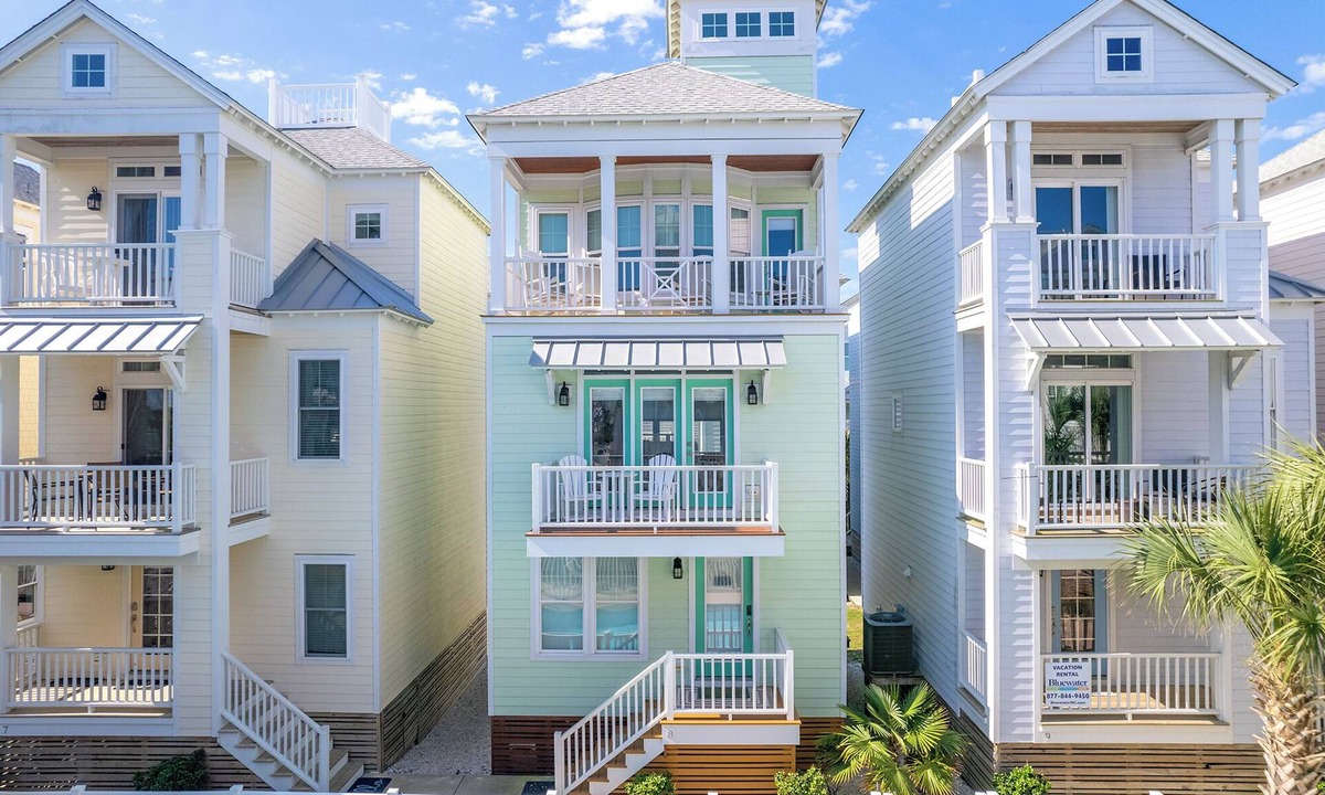 Atlantic Beach House | Charming Vacation Home Walking Distance to the Beach and Pool Access