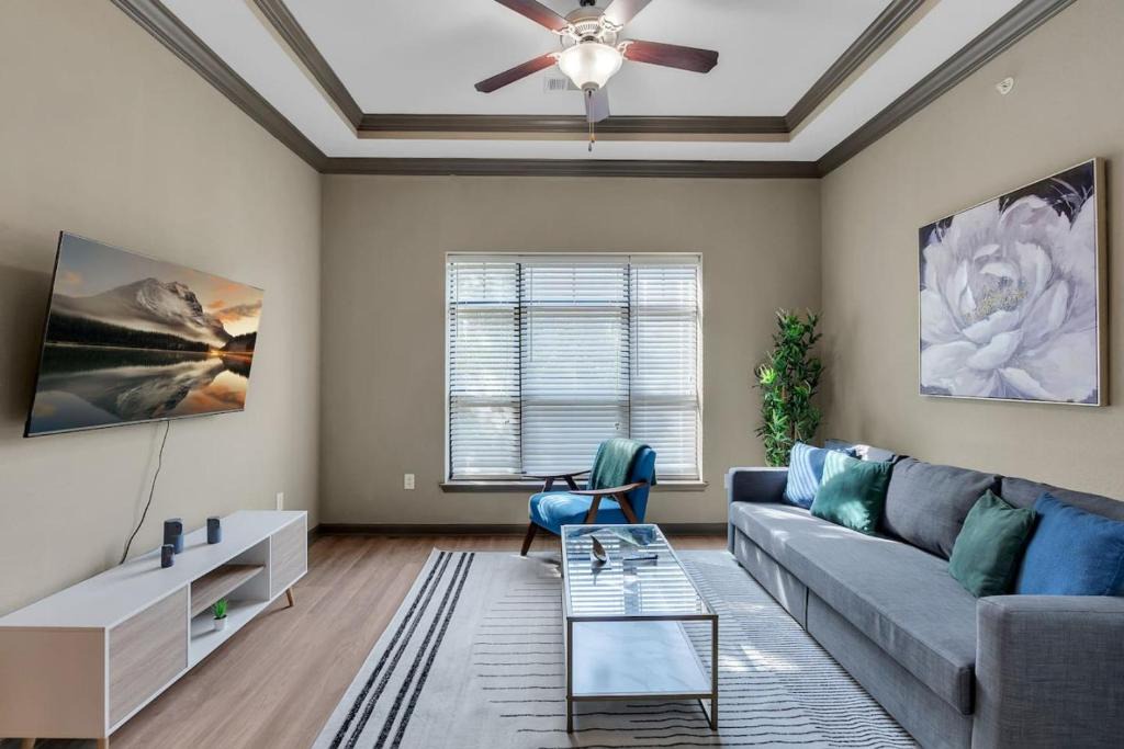 Brady Arts District Apartment | Chic 2BR- Pool,Gym,Pkng,Near BOK Ctr&Arts Dstrct