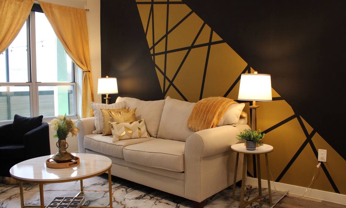 Downtown Louisville Apartment | Chic Escape King Bed, Pool, 24/7 Gym + Hot Tub