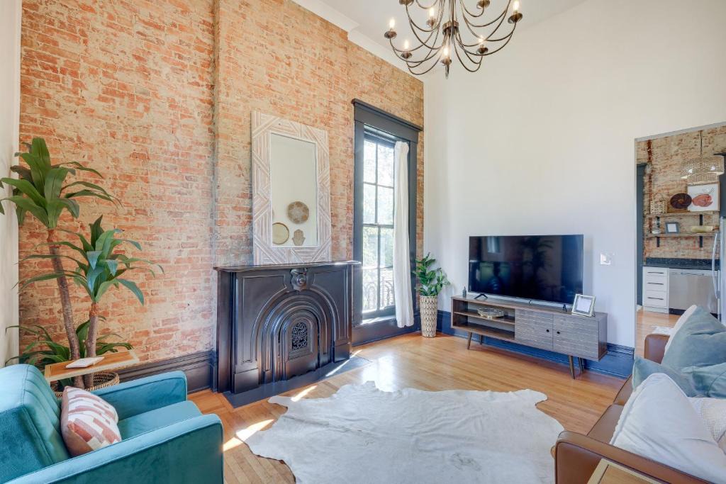 New Albany Apartment | Chic & Historic Apartment ~ 6 Mi to Louisville!