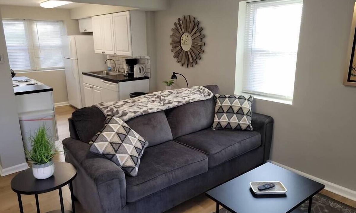 Joslyn Castle Apartment | Chic Midtown Apartment – Steps to Blackstone & Dundee