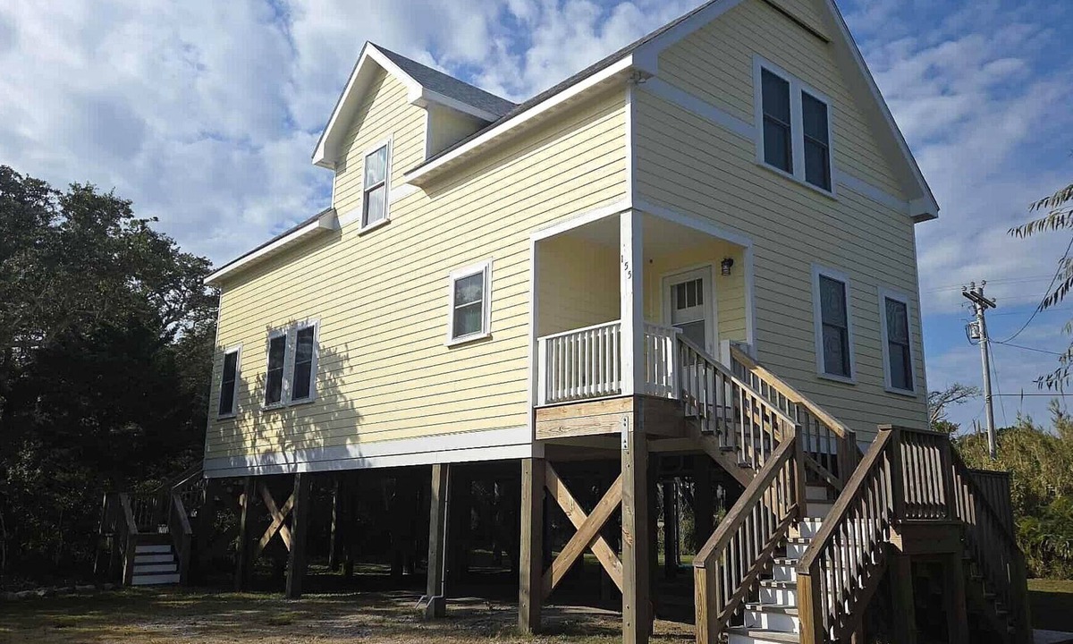 Ocracoke House | Chris and Mabel's: Private I Dog Friendly with Large Yard and Screened Porch