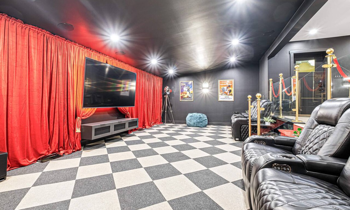 Cherokee Triangle Apartment | Cinema w/4 Suites @ Bungalou + Bourbon Bar