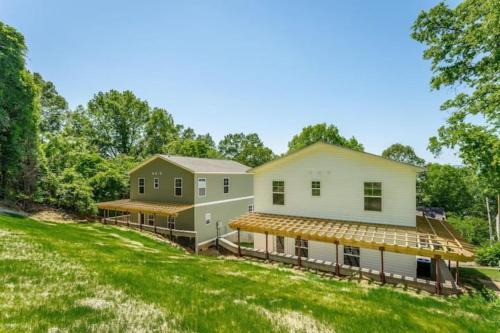 Chattanooga House | City Side Comfort in Missionary Ridge - hot tub