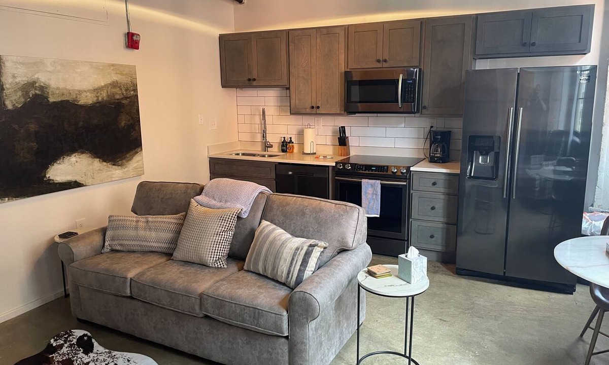Old City Condo | City View 1-King bed 1-bath with 1-queen sofa couch Condo in Downtown Knoxville
