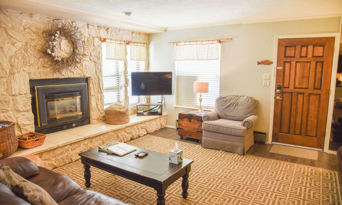 Red River Apartment | Claim Jumper #12 Townhouse
