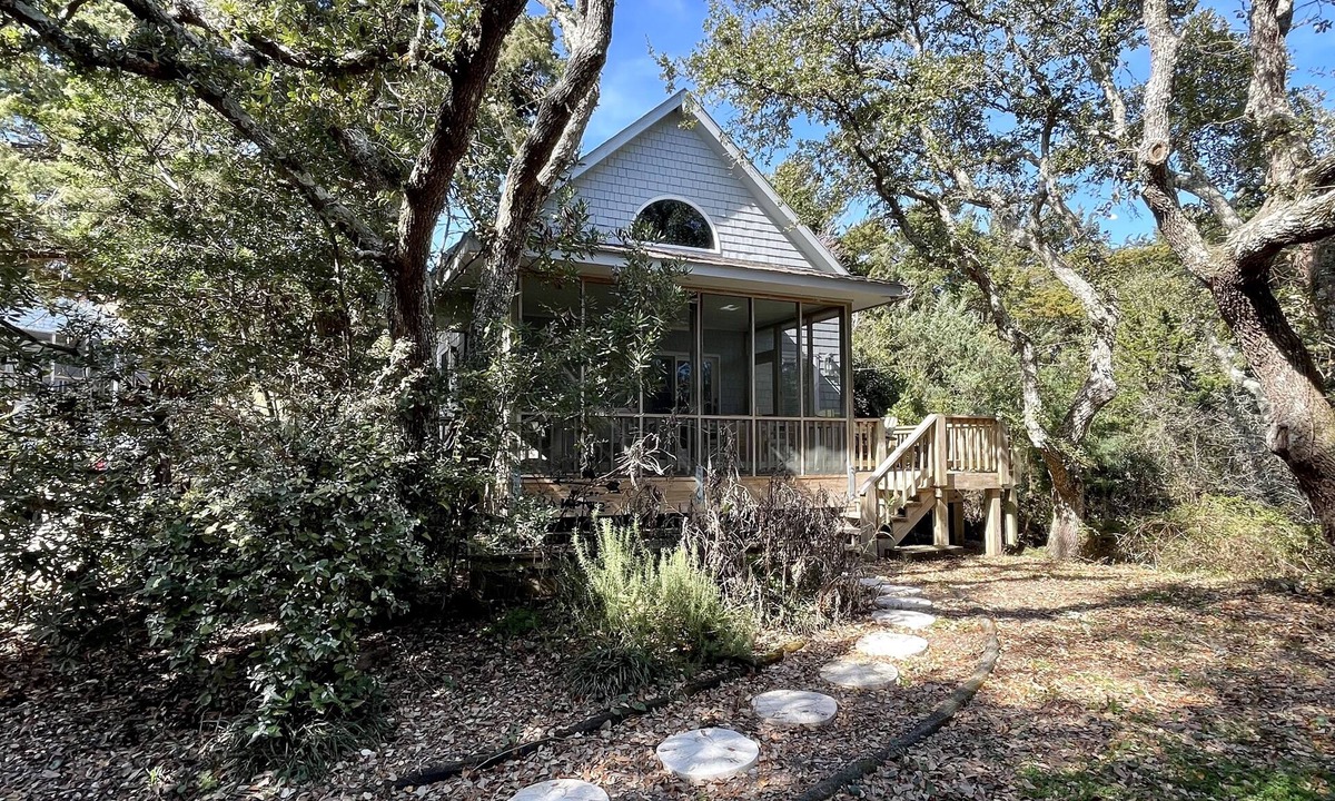 Ocracoke House | Clara de Luna: Private location. Close to village activities.