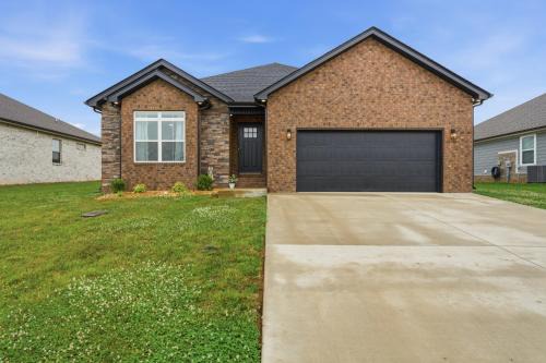 Clarksville House | Clarksville Family Basecamp w Fireplace & Hot tub home
