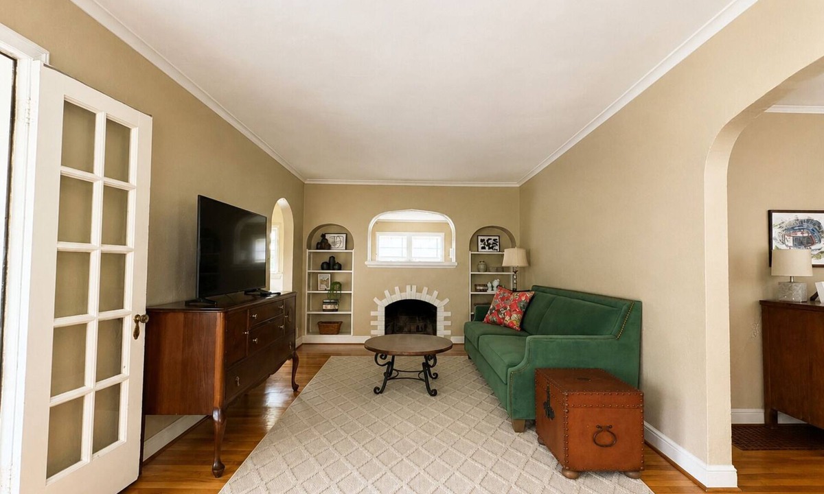 South Kansas City House | Classic Kansas City Tudor in Brookside/Waldo. Prime location. Sleeps 8