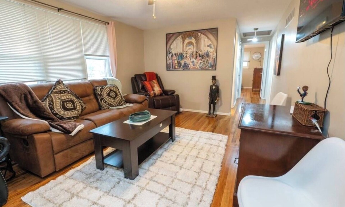 Gladstone House | Clean, comfortable 3BR/1.5BA in Gladstone with dog-friendly fenced yard, all bedrooms/baths on the ground floor, and easy highway access. Available 5/15–7/31