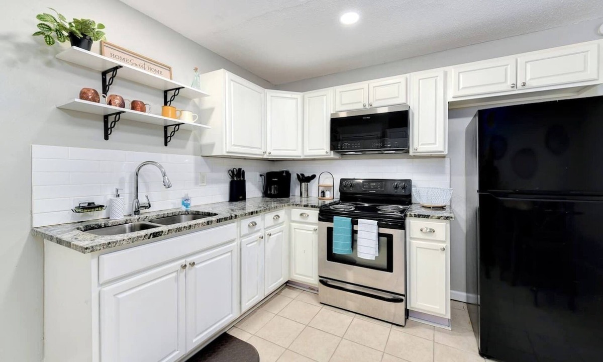 Independence Apartment | Clean furnished 2BR half-duplex for 30+ day stays. Utilities included, fast WiFi, and a comfortable setup for traveling professionals, relocations, or insurance stays. Convenient access to Kansas City and surrounding areas.