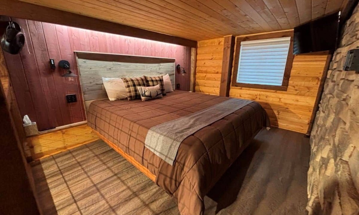 Sabetha Apartment | Comfort Loft Cabin with Kitchen!