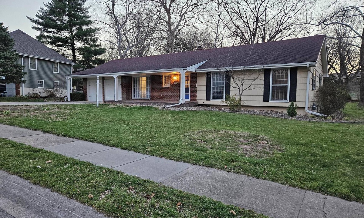 Gladstone House | Comfortable 3-bedroom home in beautiful Kansas City with AC for FIFA World Cup.