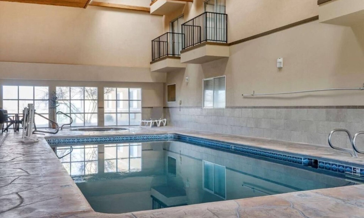 Albuquerque Hotel | Comfortable Albuquerque Hotel Rooms Near Airport with Indoor Pool - 4 Units