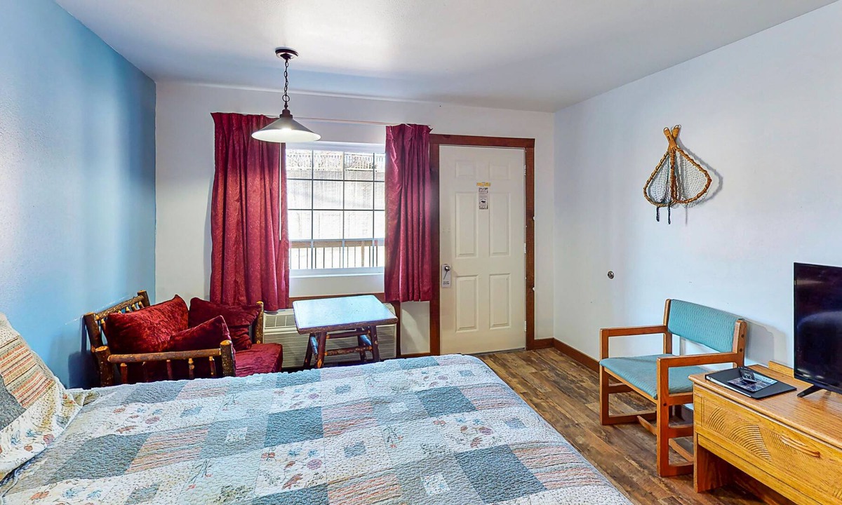 Indian Point House | Comfortable and Convenient Studio Near Table Rock Lake w/Free WiFi, Shared Pool