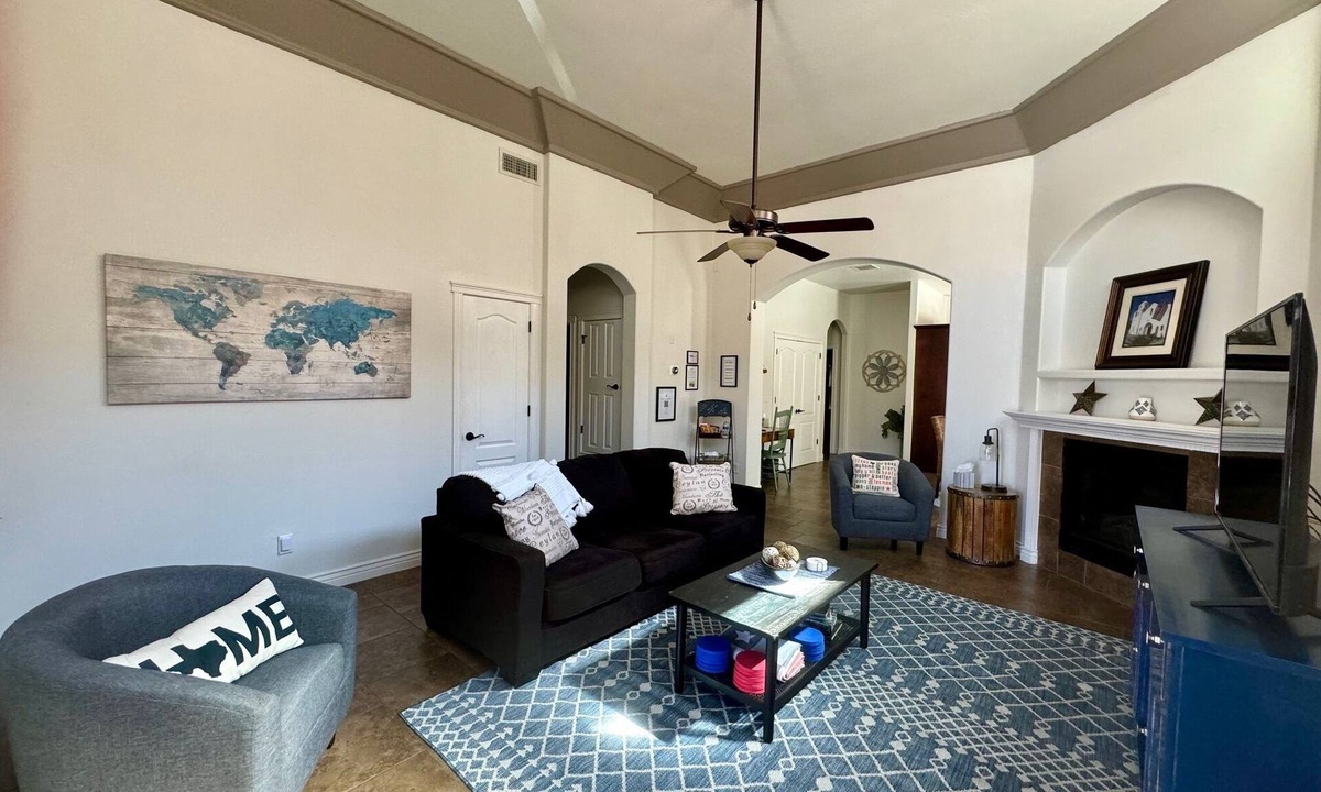Biggs Field House | Comfy and Fun Home for Families-Dogs-Pool-Gated Community-Security-Great deal!