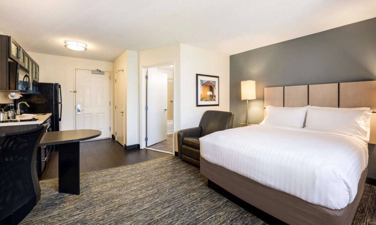 Tempe House | Convenient and Spacious Suite Experience in Tempe! Pets Allowed, Full Kitchen!