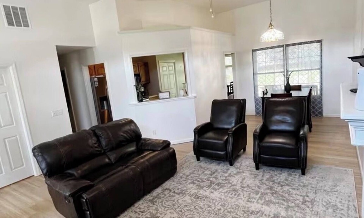 Country Club House | Convenient by Restaurants/shops