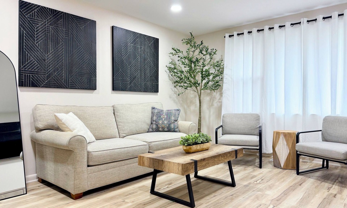 Hadley - Washington House | Convenient cozy stylish 2-bedroom townhome-Mins to downtown and attractions