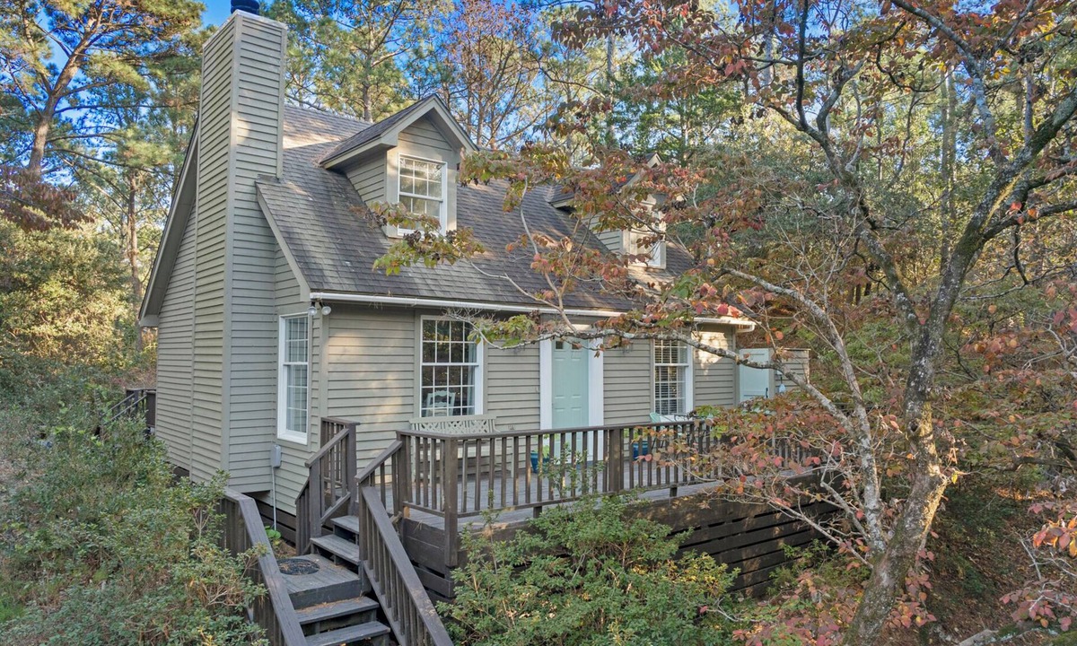 Manteo House | Cottage on the Hill: Pet Friendly