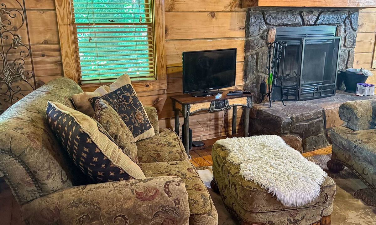 Wears Valley Cabin | COUNTRY HIDEAWAY - Great Location Near National Park and Community Seasonal Pool