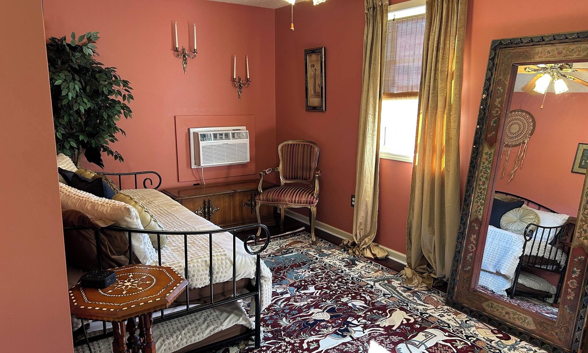 Holly Ridge Cottage | Country Oasis 15 Minutes from Beach Perfect for Bacholorette or Girls Weekend