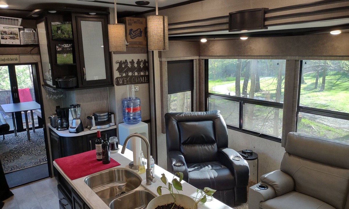 Russellville RV Rental | Cozy 1-bedroom campground in beautiful Russellville with AC
