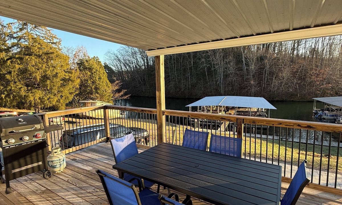 Ashley Oaks Cabin | Cozy 2-bedroom Family Friendly Lakefront Chalet
