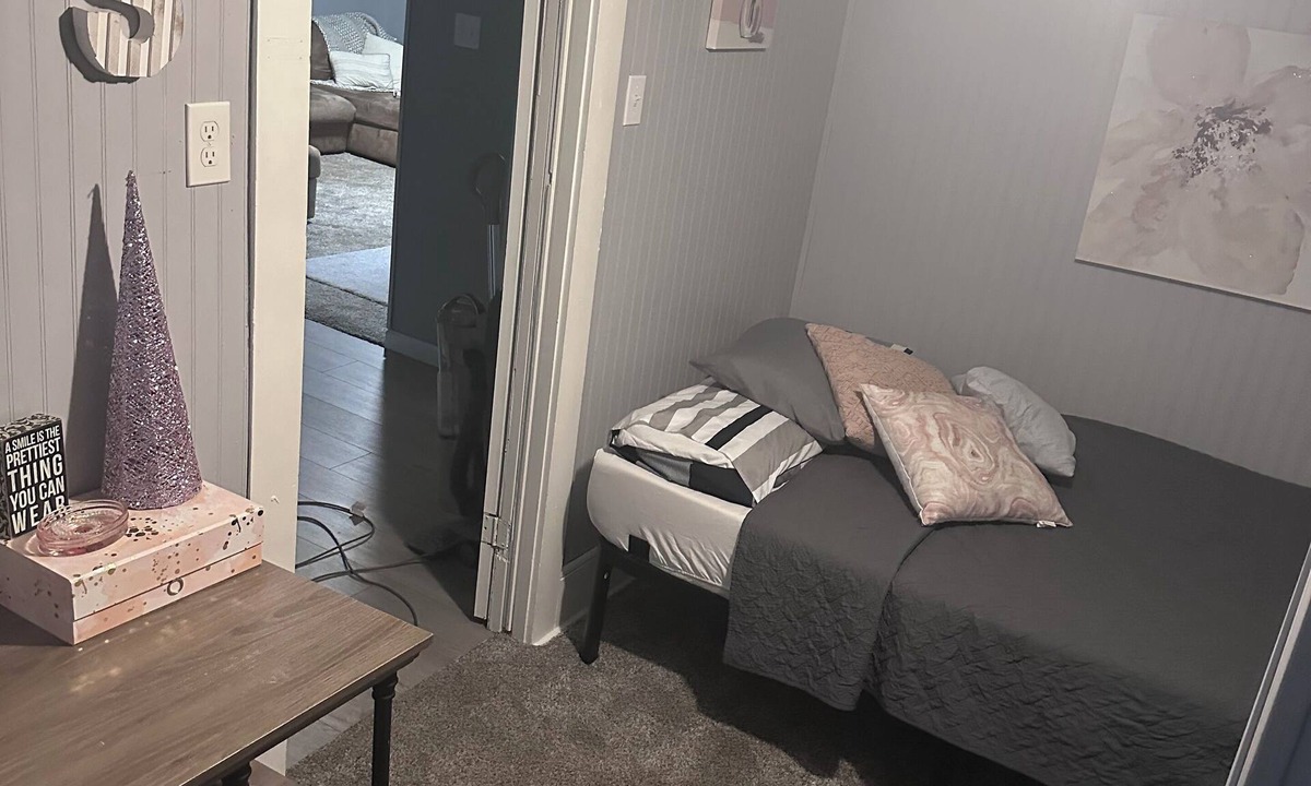 West Frankfort House | Cozy 2 Bedroom Home with Grandma’s Touch