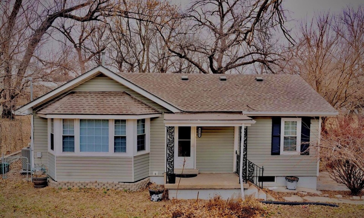 Kansas City House | Cozy 2-bedroom house in peaceful Kansas City with AC