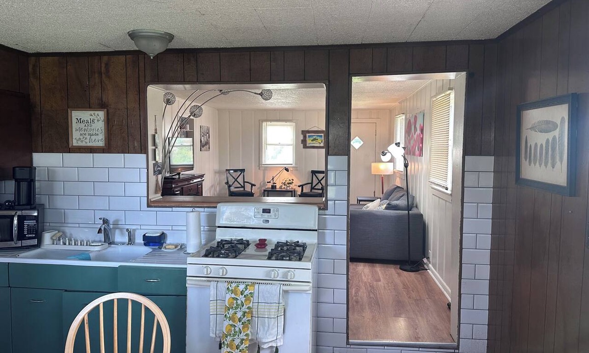 South Kansas City House | Cozy 2-bedroom house situated on 12 acres in Kansas City, Missouri