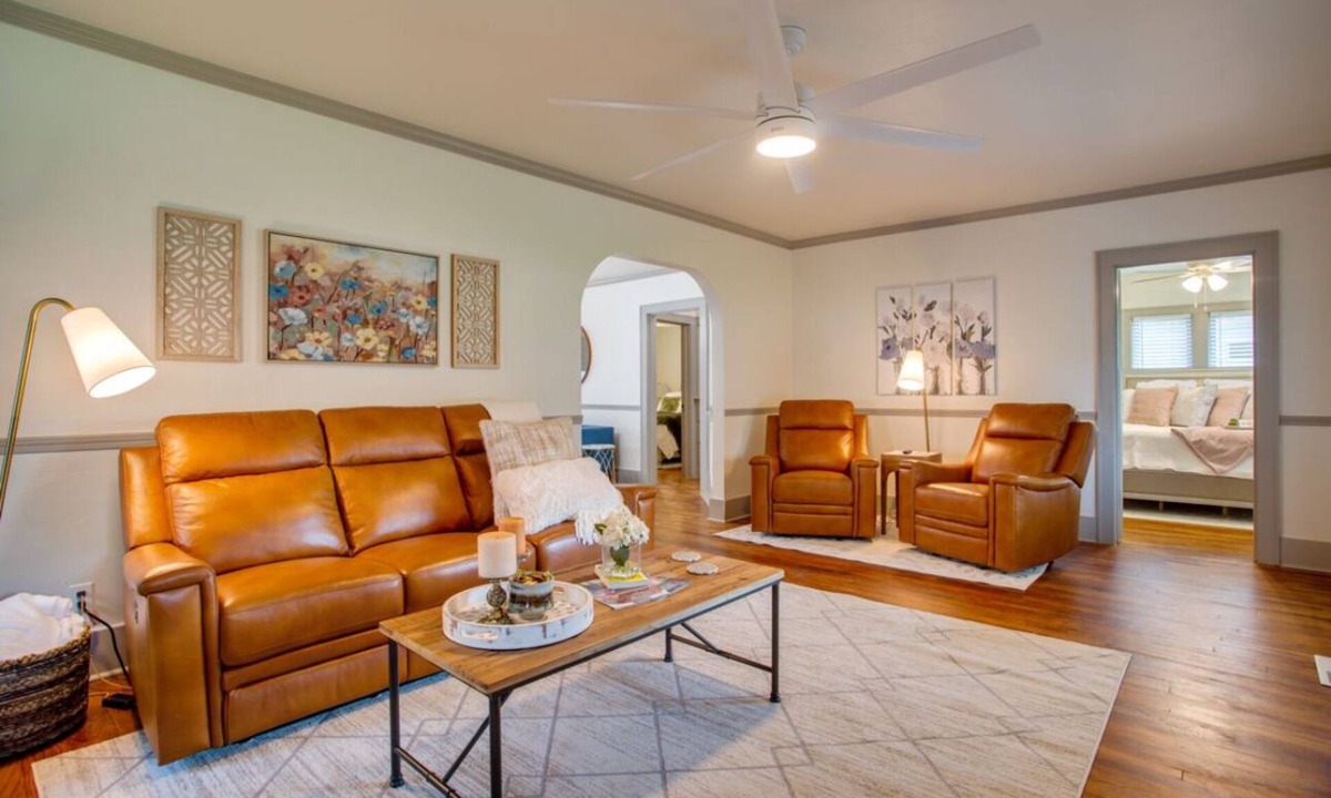 Enid House | Cozy 2-bedroom house in the heart of Enid with all the amenities.