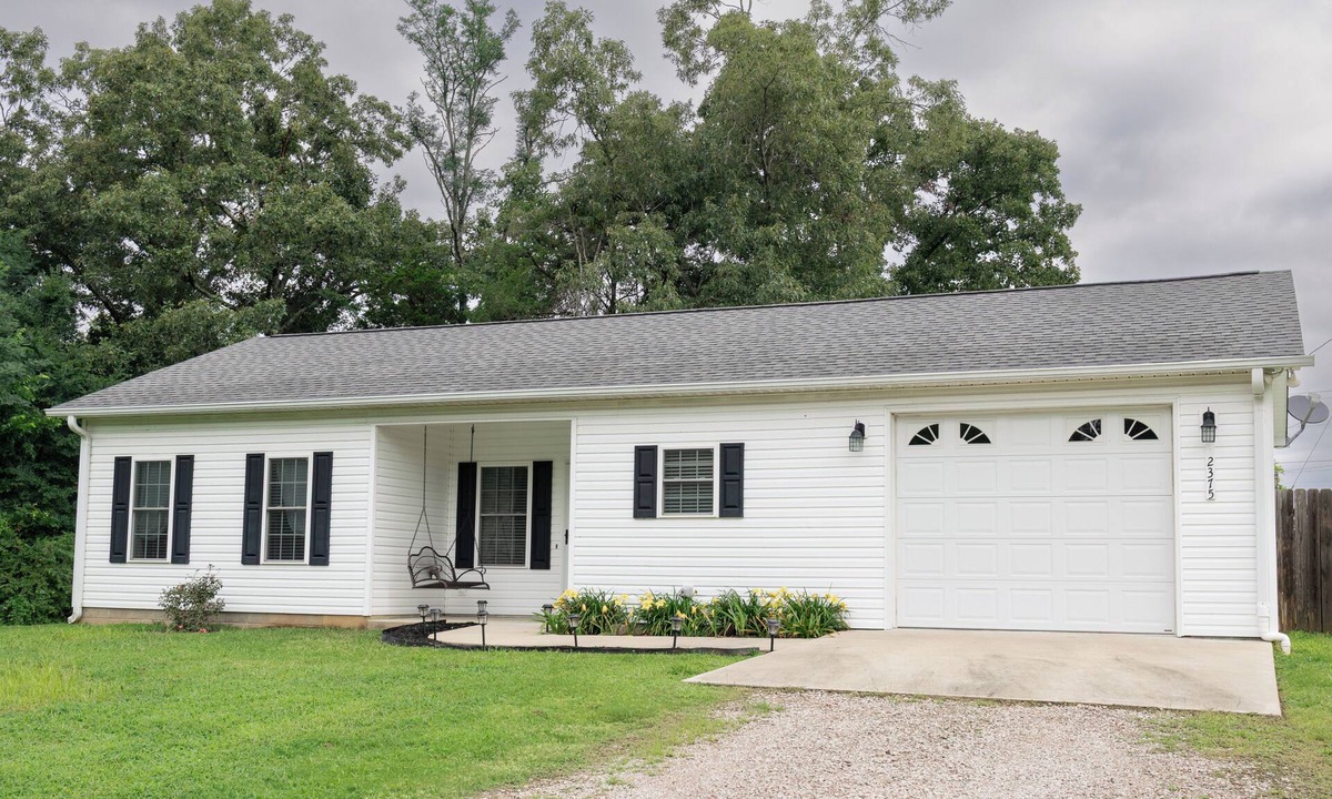 Adamsville House | Cozy 2-bedroom house in quaint Adamsville w/AC- under 15 min from the TN River