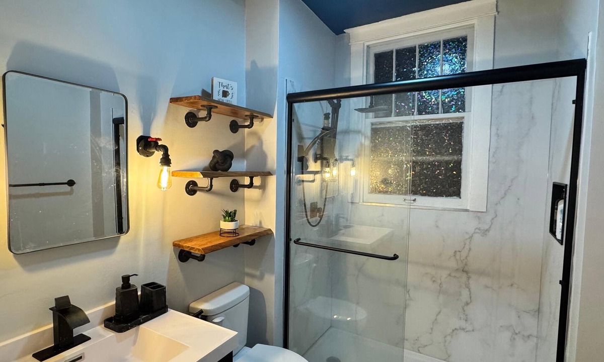 Clifton Heights House | Cozy 2-bedrooms with Bourbon Barrel Table, Kentucky Horse theme & renovated bath