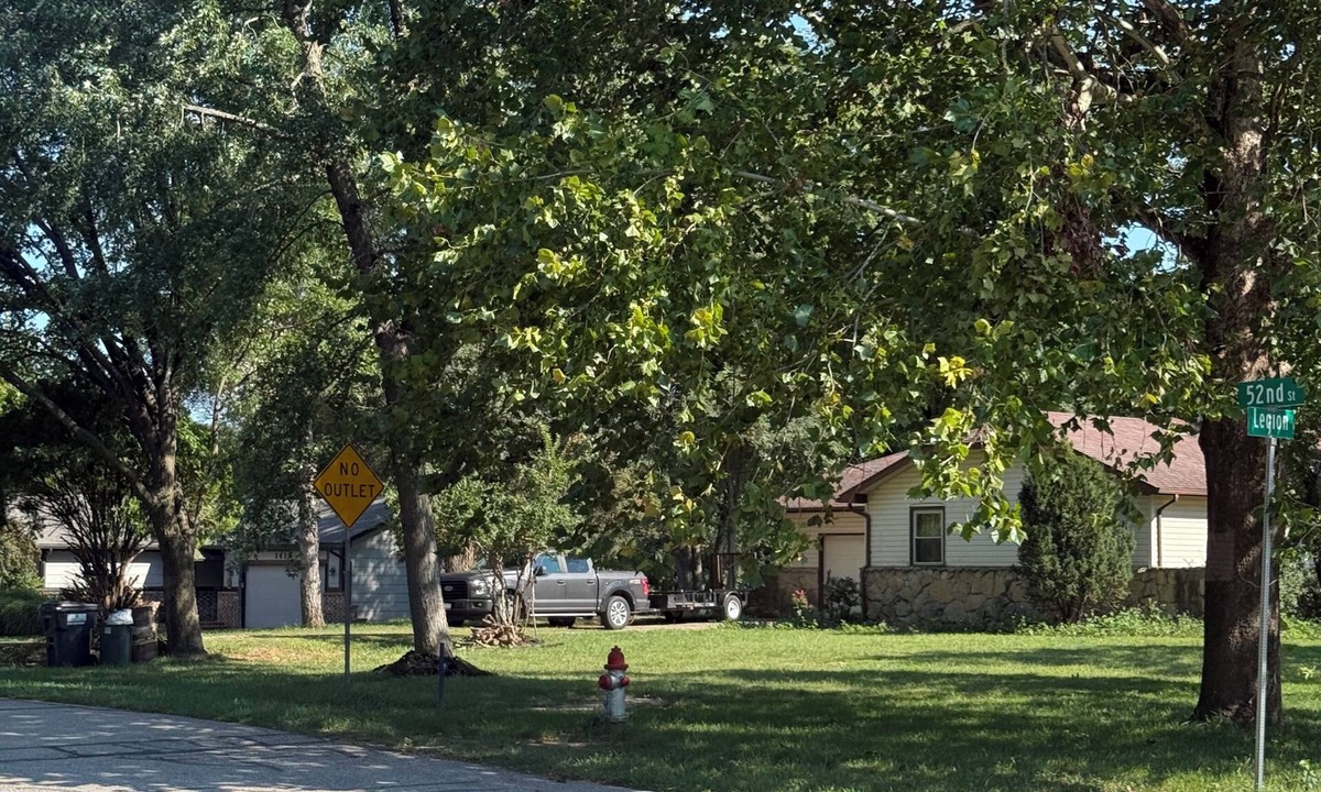 Wichita House | Cozy 2BR Main Floor Suite w/Private Entrance and Huge Backyard Access